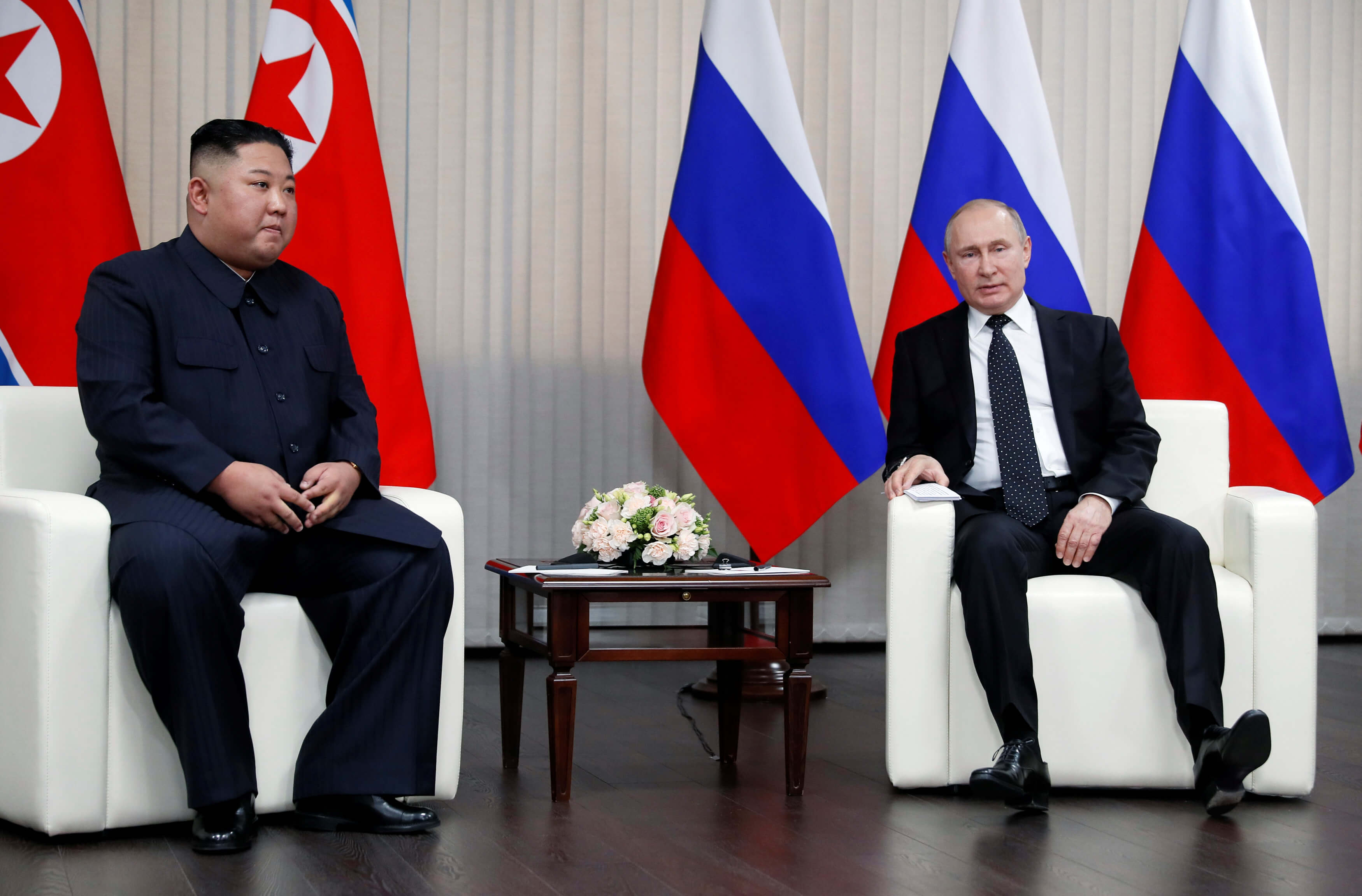 Σε καλό κλίμα η ιστορική συνάντηση Βλαντιμίρ Πούτιν – Κιμ Γιονγκ Ουν [pics]