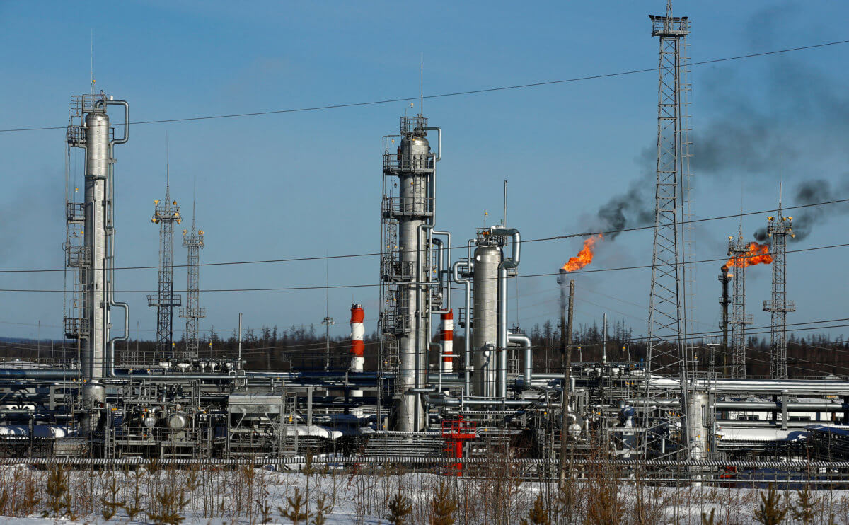 Ρωσία: Χρηματοδοτεί πετρελαϊκές εταιρείες για να μην ανέβουν οι τιμές στα καύσιμα
