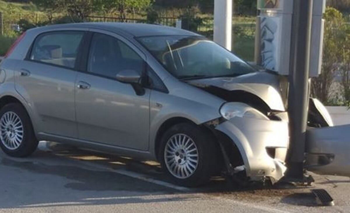 Σέρρες: Σώθηκαν από θαύμα τρεις νεαροί μέσα σε αυτό το αυτοκίνητο – Οι εικόνες του τροχαίου [pics]
