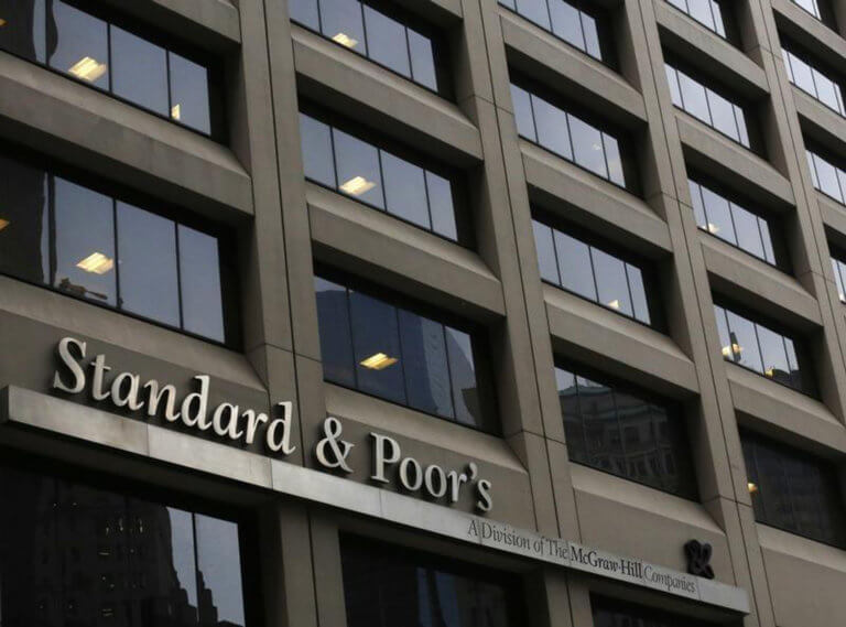 «Ψήφος εμπιστοσύνης» του Standard & Poors προς την Ελλάδα με… προοπτική αναβάθμισης