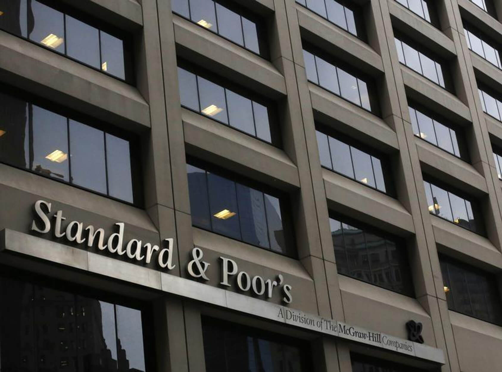 S&P: Αναπόφευκτη η ύφεση στην Ευρωζώνη – Ο πληθωρισμός «έπνιξε» καταναλωτές και επιχειρήσεις τον Οκτώβριο