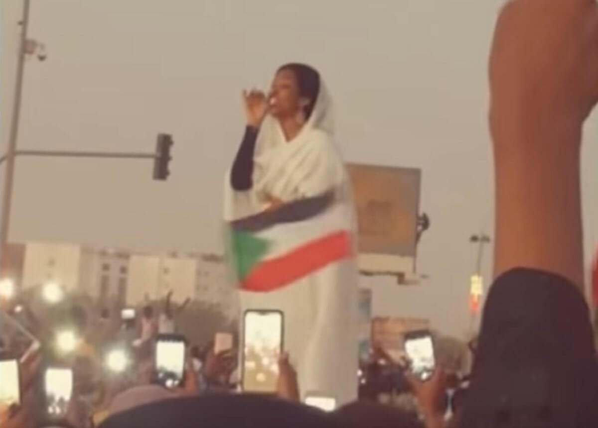 Απειλές για τη ζωή της δέχεται η γυναίκα σύμβολο του Σουδάν