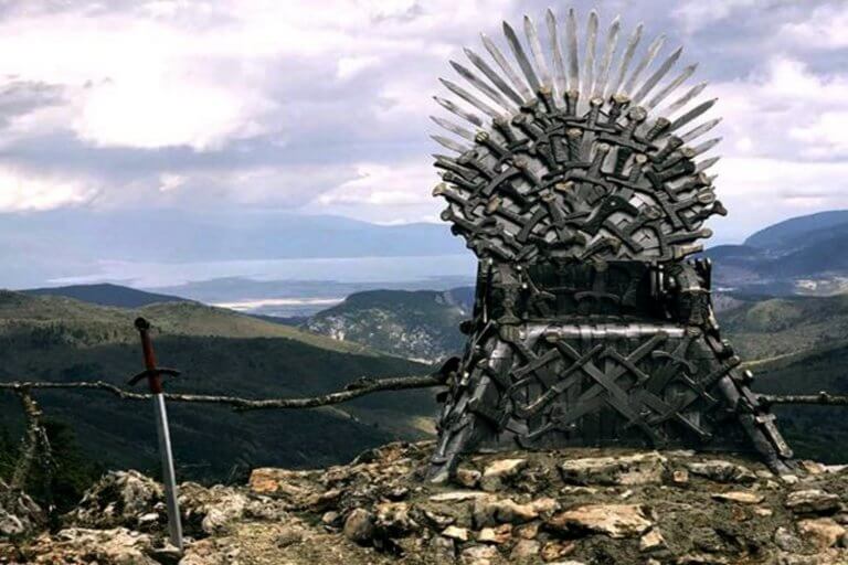 Game of Thrones: Ο σιδερένιος θρόνος τοποθετήθηκε… στην Παύλιανη! [pics]