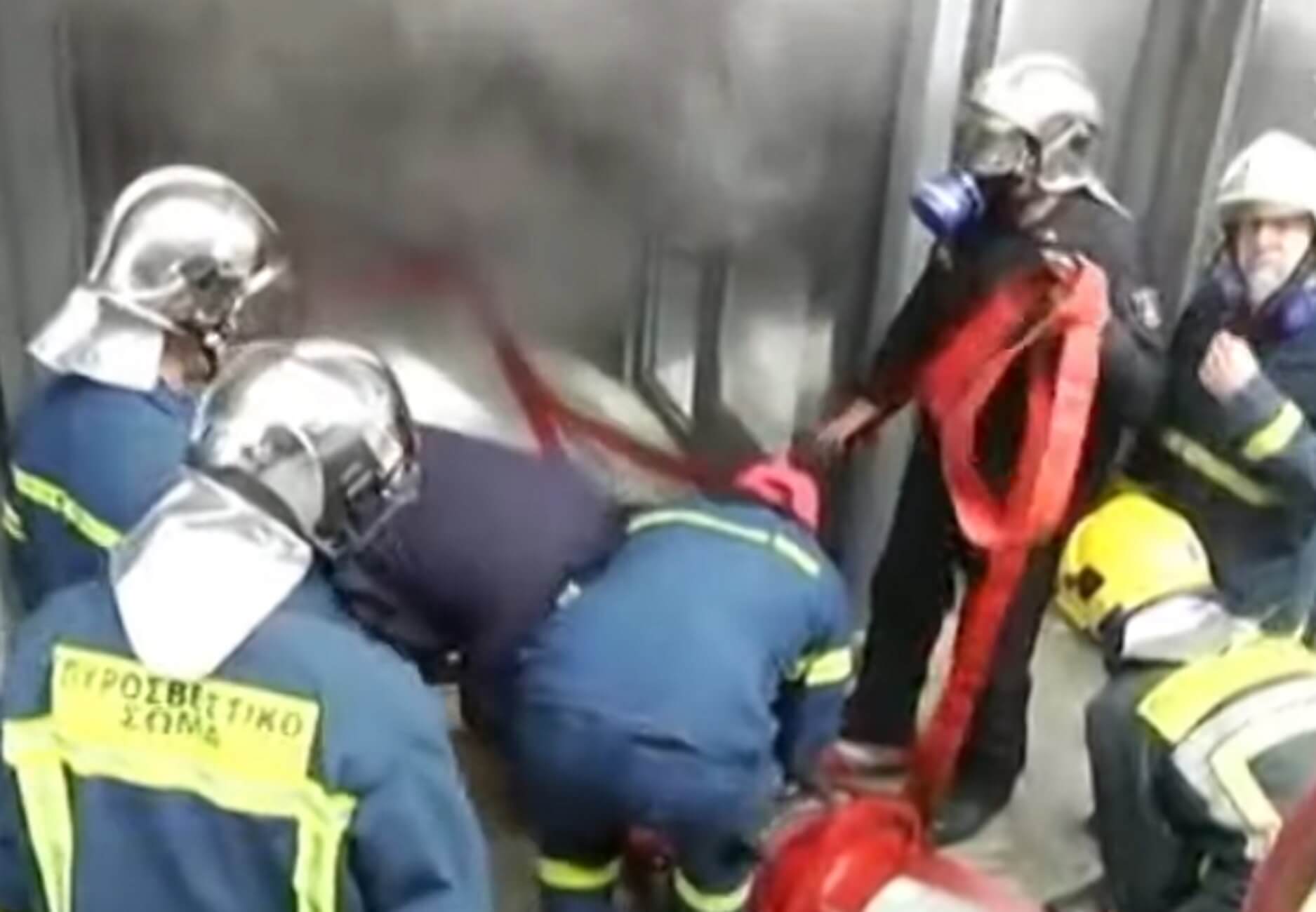 Θεσσαλονίκη: Μεγάλη φωτιά στο ΑΠΘ – Απεγκλωβίστηκε κοπέλα από ασανσέρ – video
