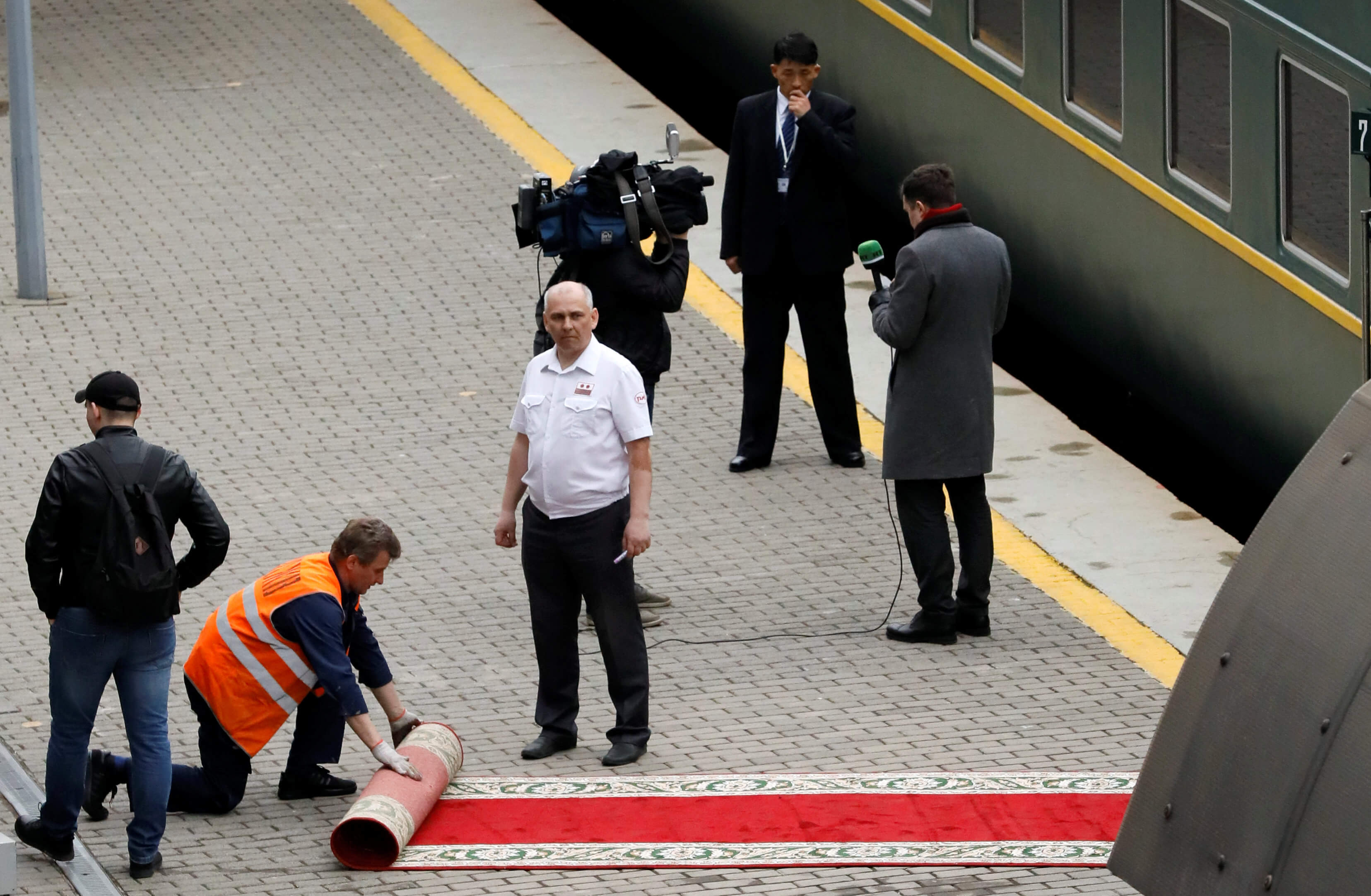 Κιμ Γιονγκ Ουν – Πούτιν: Άφιξη παρωδία! Έκανε όπισθεν το τρένο! [pics, video]