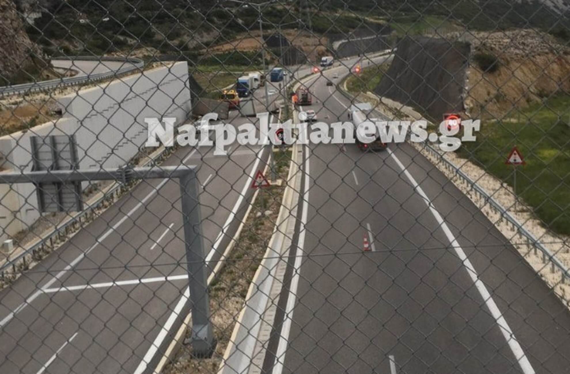 Τροχαίο Ιόνια Οδός: Ανατροπή νταλίκας έξω από τα τούνελ της Κλόκοβας – Εκτροπή της κυκλοφορίας [pics, video]