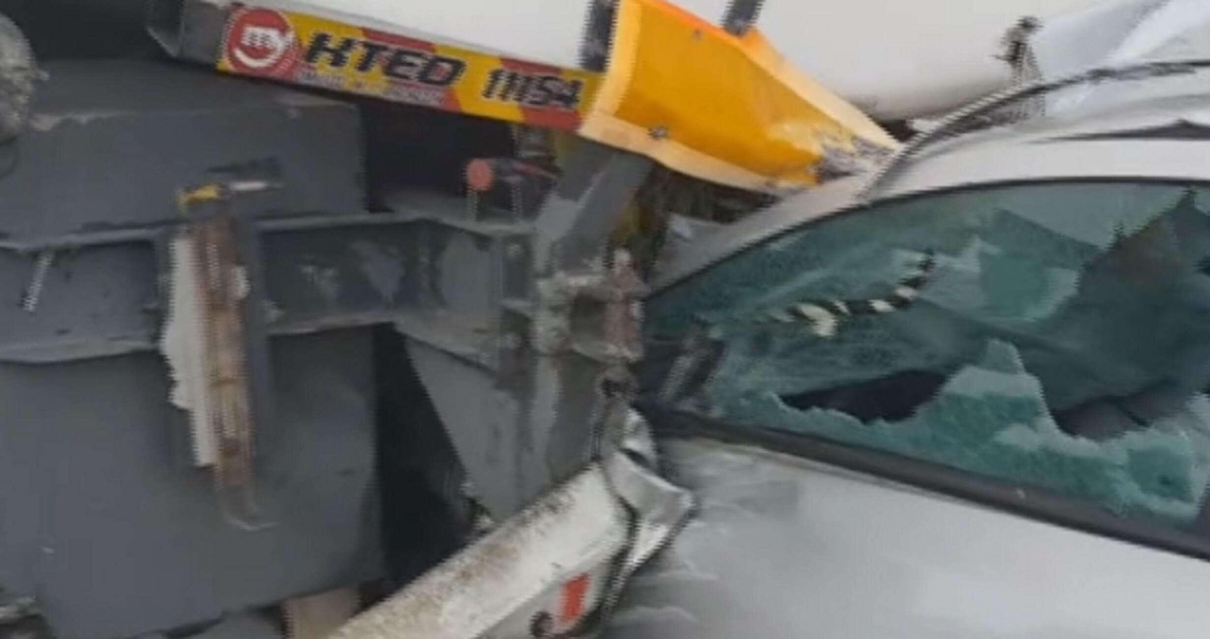 Τροχαίο Αθηνών – Λαμίας: Αυτοψία στο σημείο που αυτοκίνητο καρφώθηκε σε βυτιοφόρο – “Νόμιζα πως έσκασε λάστιχο” – video