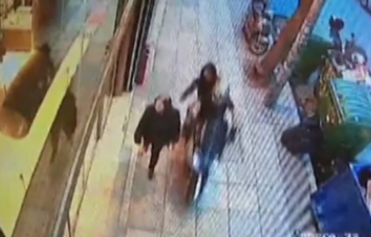 Θεσσαλονίκη: Βίντεο ντοκουμέντο με χτύπημα τσαντάκηδων – Η γυναίκα αποδείχθηκε σκληρός αντίπαλος – video