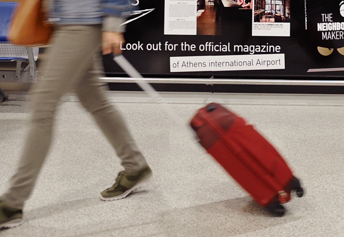 Σαντορίνη: Άνοιξαν τις βαλίτσες της 20χρονης στο αεροδρόμιο και είδαν μέσα αυτές τις εικόνες [pics]