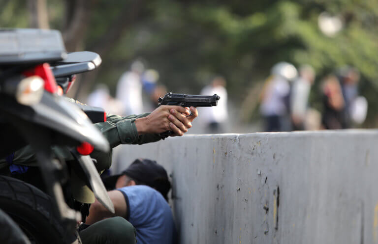 Βενεζουέλα με το δάχτυλο στη σκανδάλη! Κάλεσμα Γκουαϊδό σε εξέγερση – Πραξικόπημα καταγγέλλει ο Μαδούρο – Video σοκ με στρατιώτες να συλλαμβάνουν… στρατιώτες
