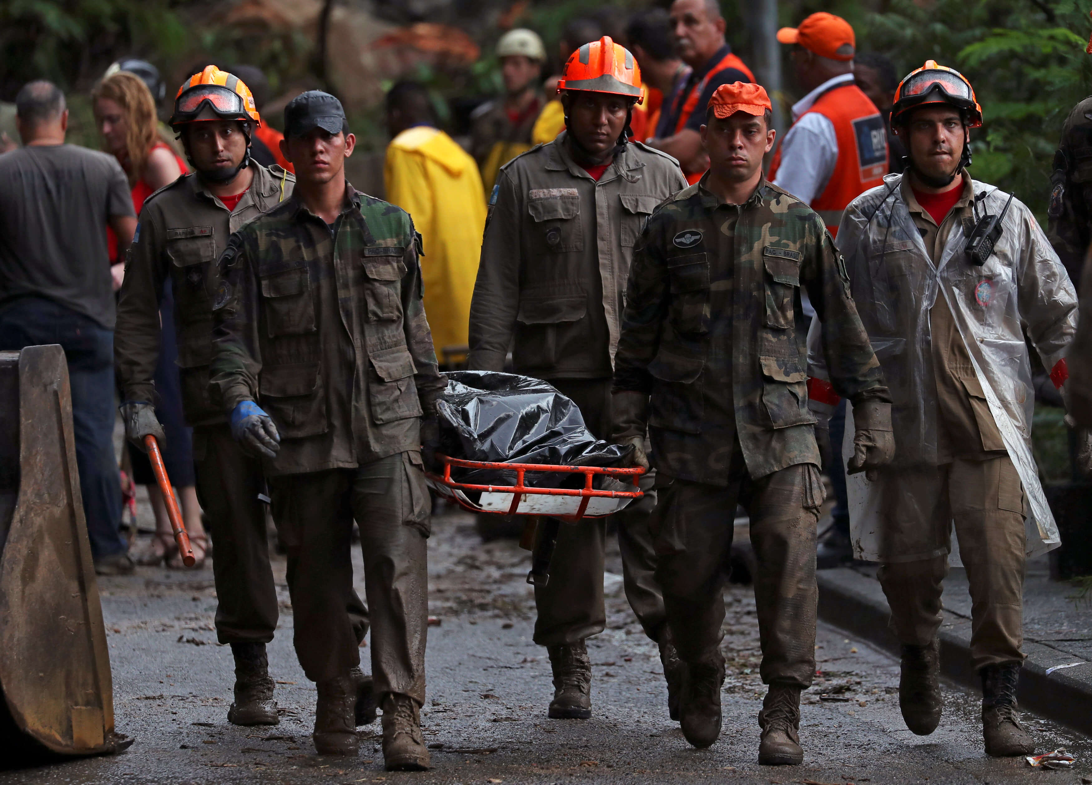 Φονικές πλημμύρες στο Ρίο ντε Τζανέιρο – Δέκα άτομα έχουν χάσει τη ζωή τους [pics]