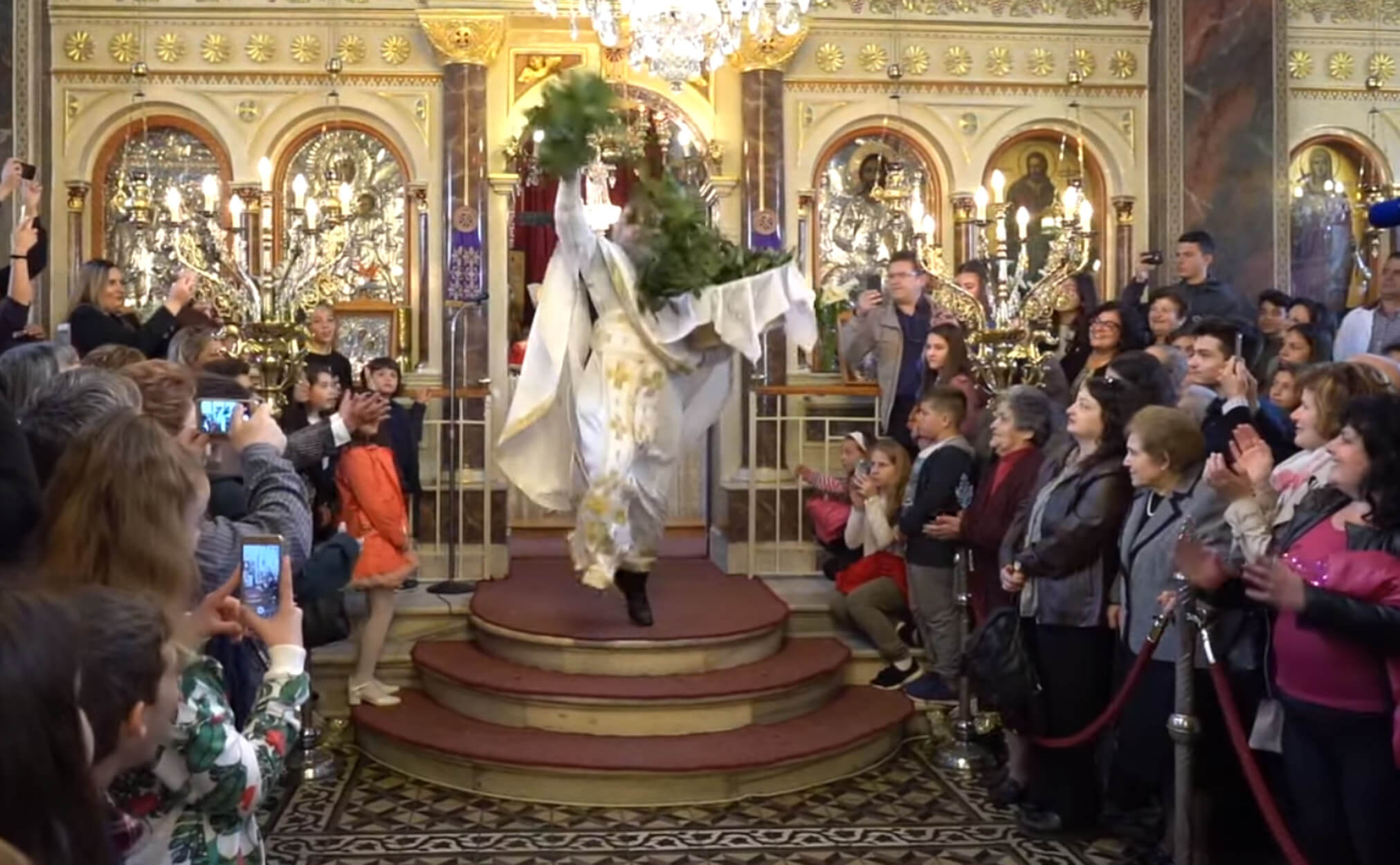 Χίος: “Ξαναχτύπησε”ο… ιπτάμενος παπάς – “Φαντασμαγορική” πρώτη Ανάσταση και πάλι! video