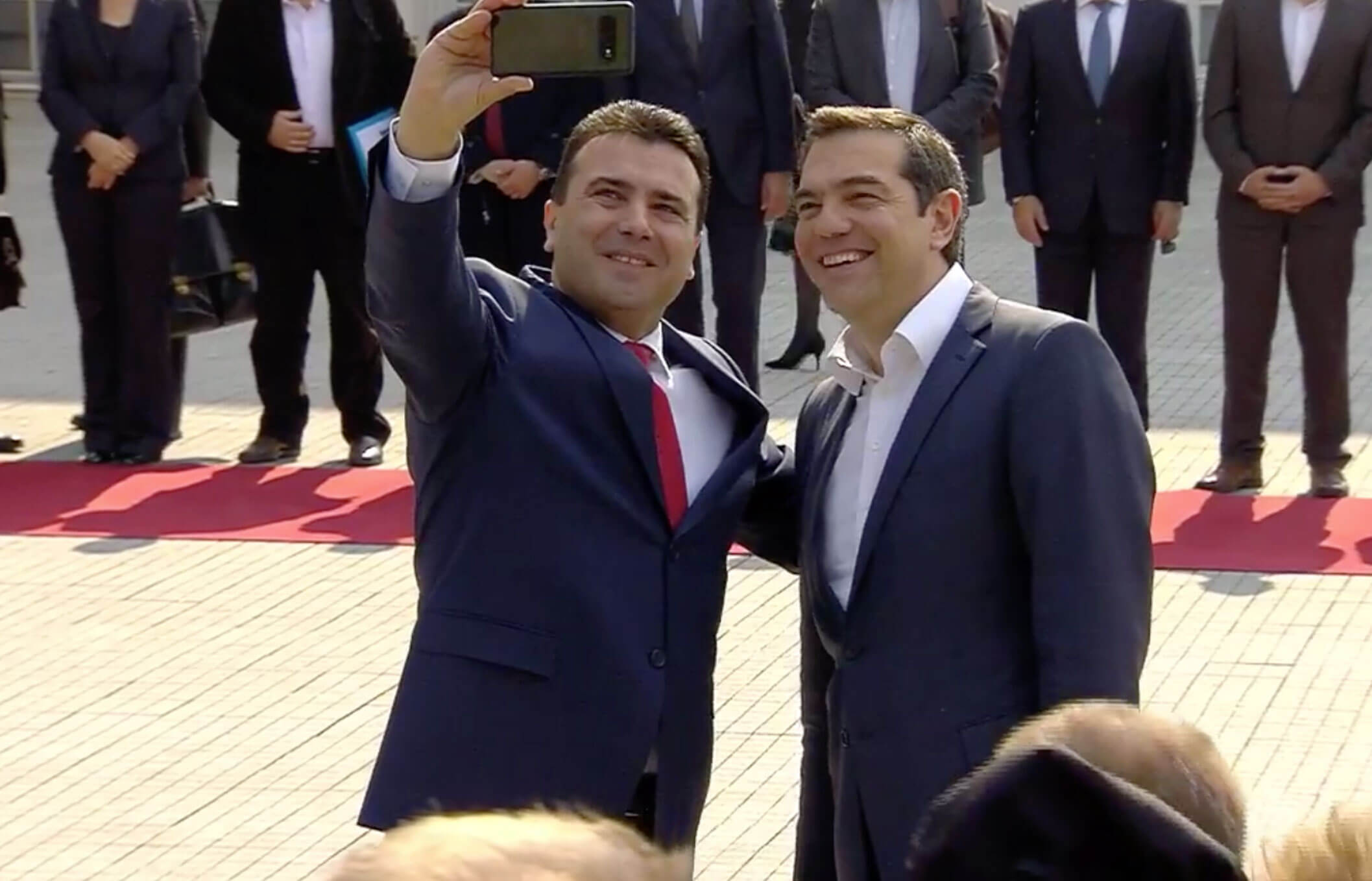 Τσίπρας στα Σκόπια: Η selfie με τον Ζάεφ και η ελληνική σημαία στο γραφείο