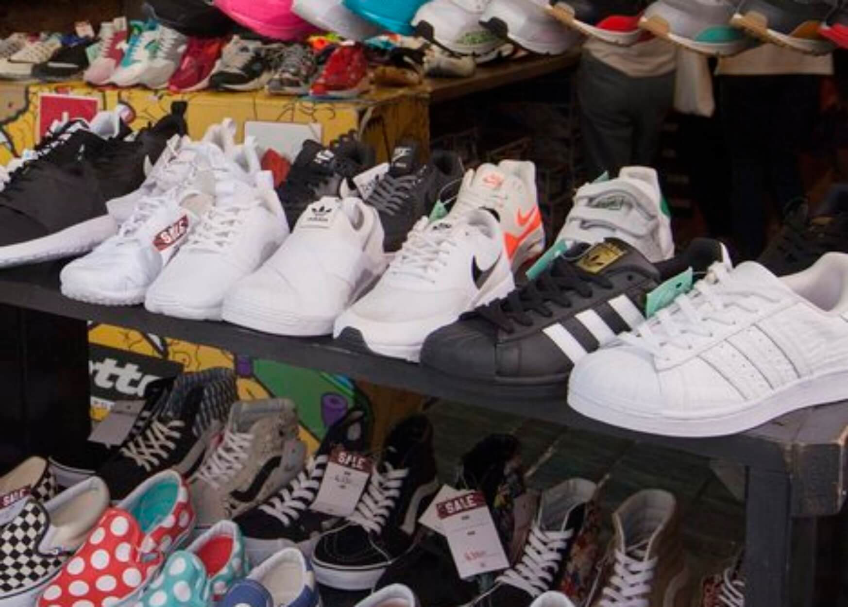 Τα καλύτερα sneakers για να τα συνδυάσεις με κοστούμι