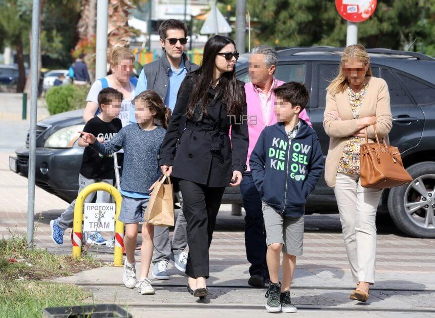 Φοίβος: Σπάνια εμφάνιση για τον συνθέτη! Οι βόλτες με την σύζυγο και τα παιδιά του! [pics]