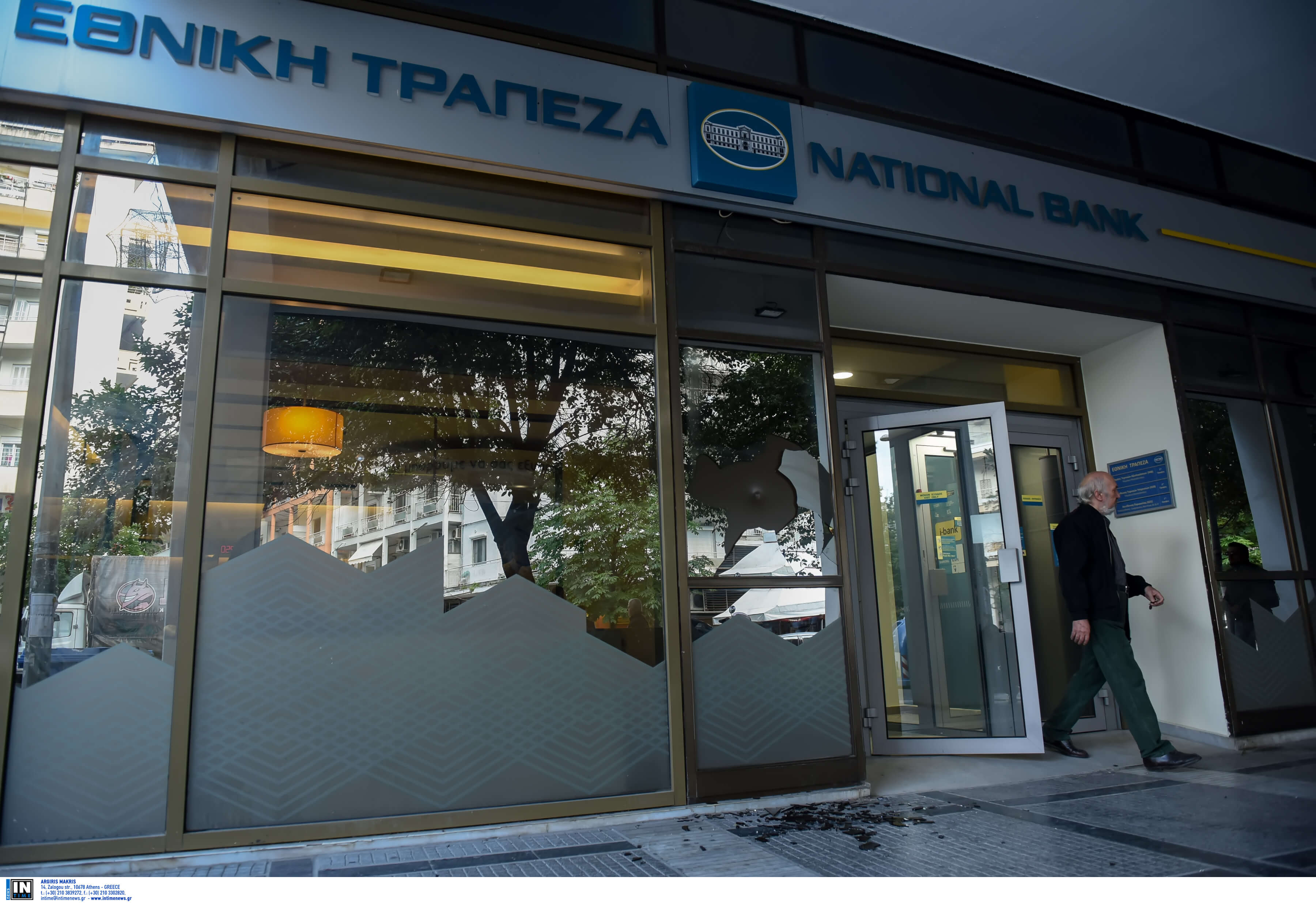 Θεσσαλονίκη: Έκαναν την τράπεζα καλοκαιρινή – Καταδρομική επίθεση λίγο πριν τα μεσάνυχτα [pics, video]
