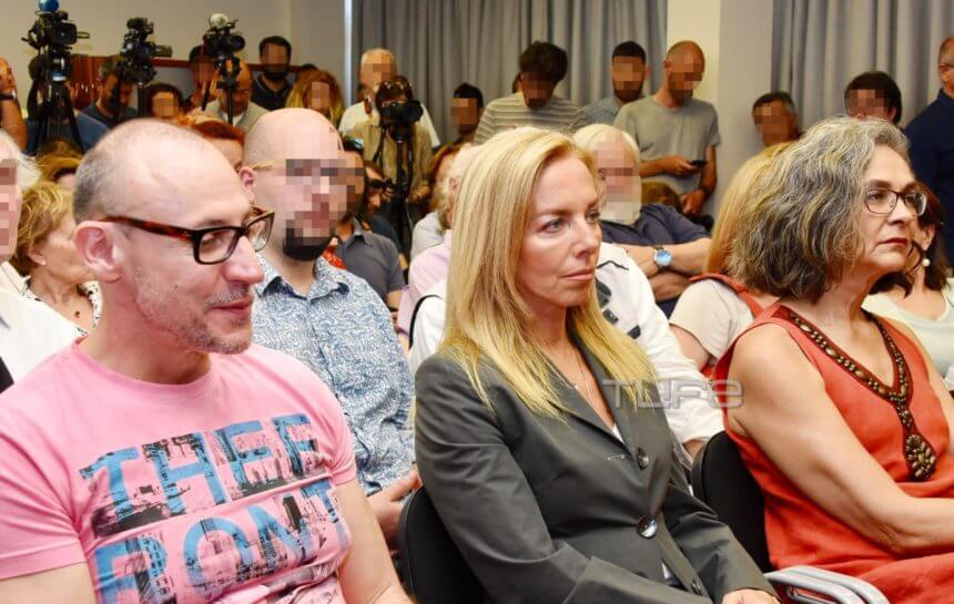 Ο Γιάνης Βαρουφάκης δίνει συνέντευξη Τύπου και η Δανάη Στράτου δεν σταματά να τον κοιτάζει με θαυμασμό!