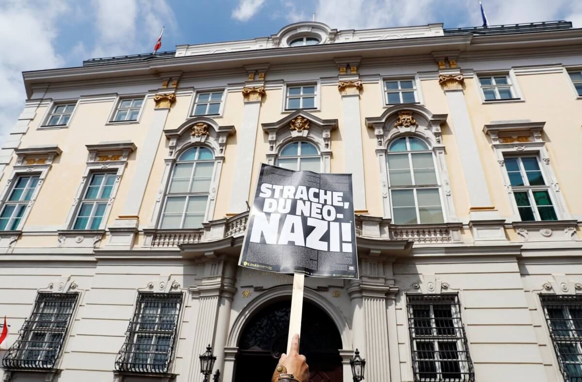 Βιέννη: Πανηγυρίζουν την παραίτηση του ακροδεξιού Στράχε – Απαίτηση για πρόωρες εκλογές!