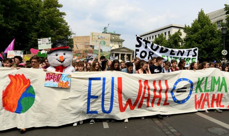 Γερμανία: Χιλιάδες νέοι στους δρόμους για το κλίμα!