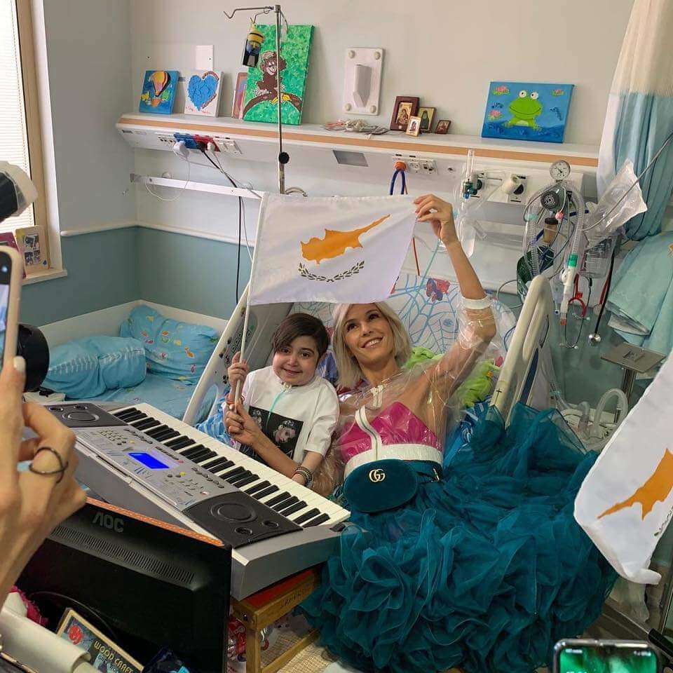 Τάμτα: Επισκέφτηκε τον μεγαλύτερο φαν της στο Ισραήλ που δίνει μάχη με την επάρατη νόσο