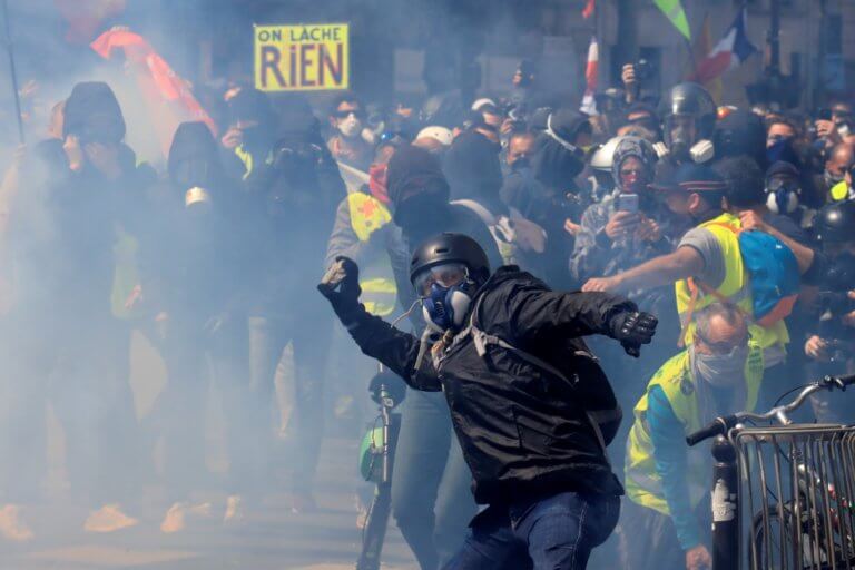Σοκαριστικά πλάνα από τις ταραχές στο Παρίσι - Κίτρινα Γιλέκα και Black Blocks εναντίον αστυνομικών!