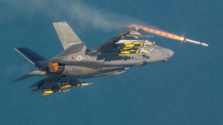 Έτσι εξοπλίζεται το stealth μαχητικό F-35 σαν “αστακός” – Καρέ-καρέ πλάνα! [vid]
