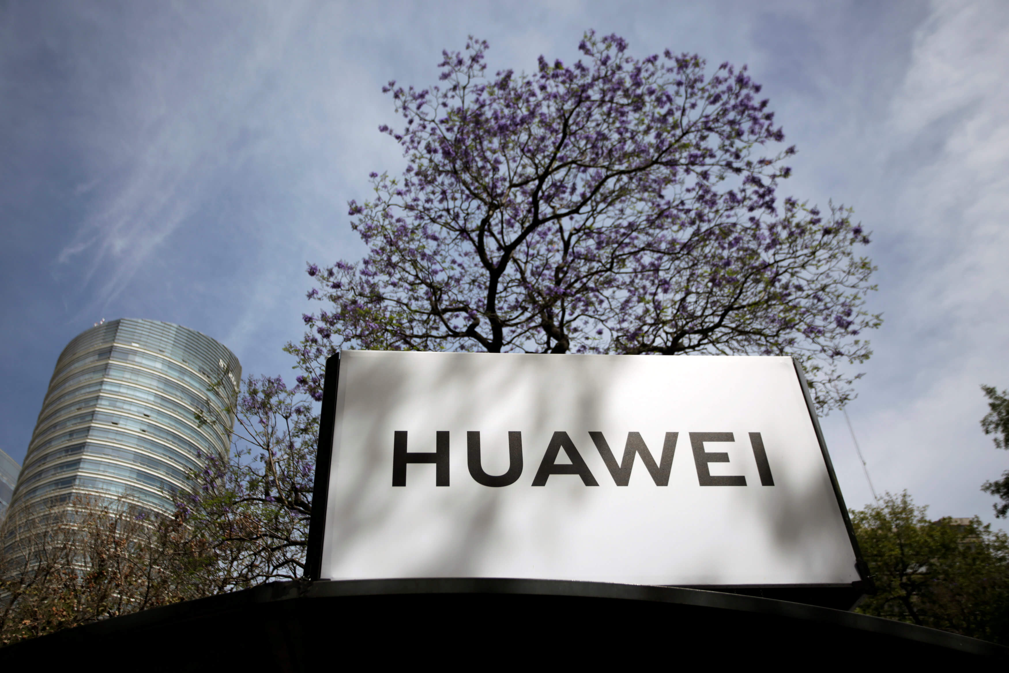 Huawei: Η πρώτη αντίδραση για τον αποκλεισμό της από την αμερικανική αγορά