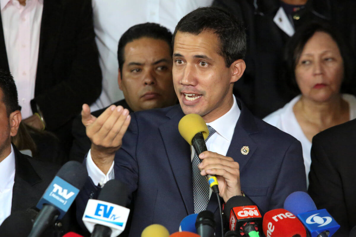 Βενεζουέλα: “Πιστούς” στον στρατό ψάχνει να βρει ο Γκουαϊδό μετά το αποτυχημένο πραξικόπημα