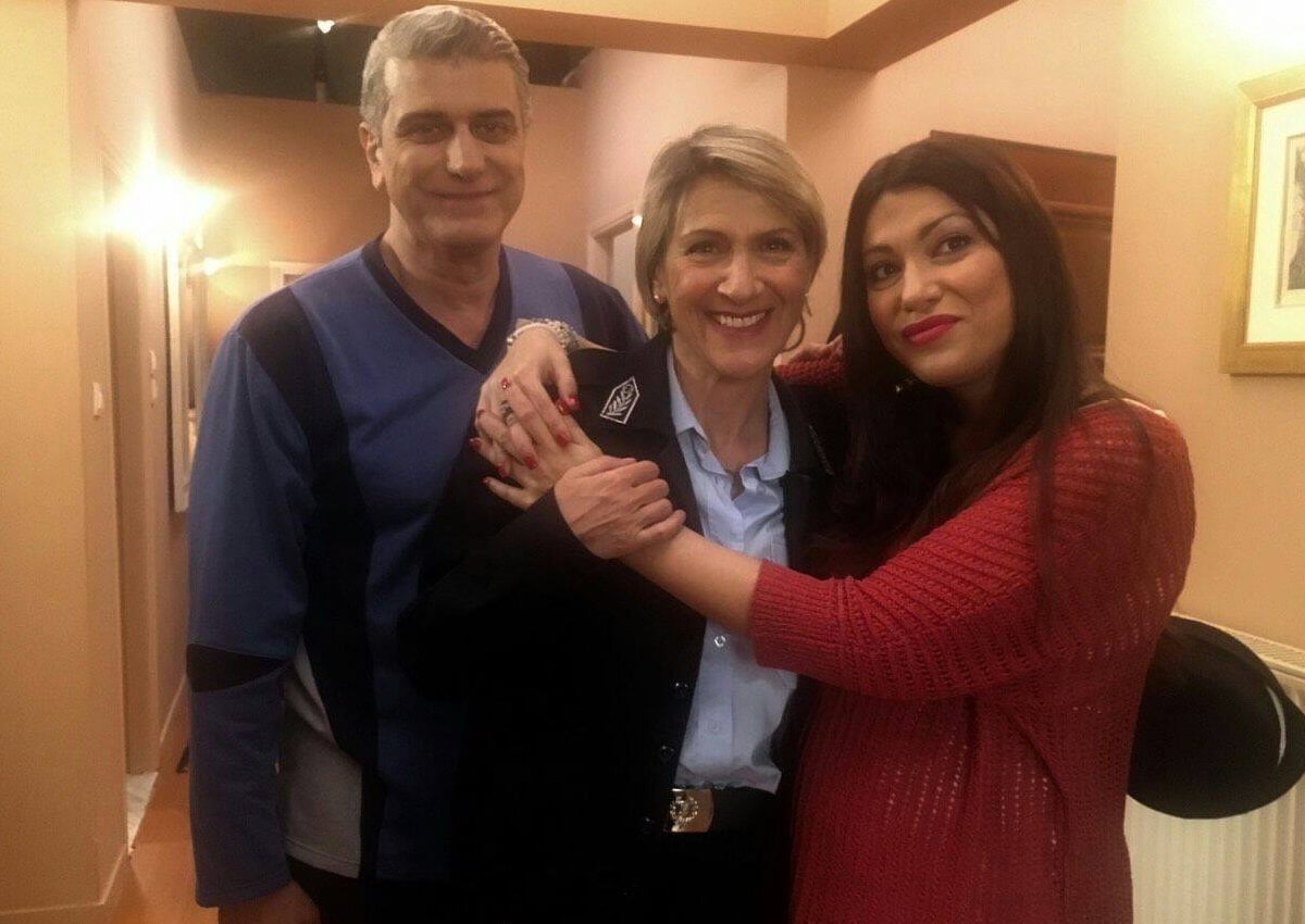 Η Καίτη Κωνσταντίνου γίνεται… αστυνομικός, εισβάλει στη «Μουρμούρα» και φέρνει τα πάνω-κάτω! [pics]