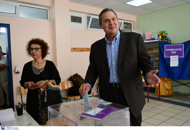 Στη Γλυφάδα ψήφισε ο Πάνος Καμμένος: «Να οδηγηθούμε πολύ γρήγορα σε εθνικές εκλογές» - video