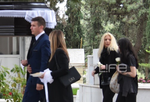 Αννίτα Πάνια: Το τελευταίο αντίο στον πατέρα της – Θλίψη στην κηδεία του