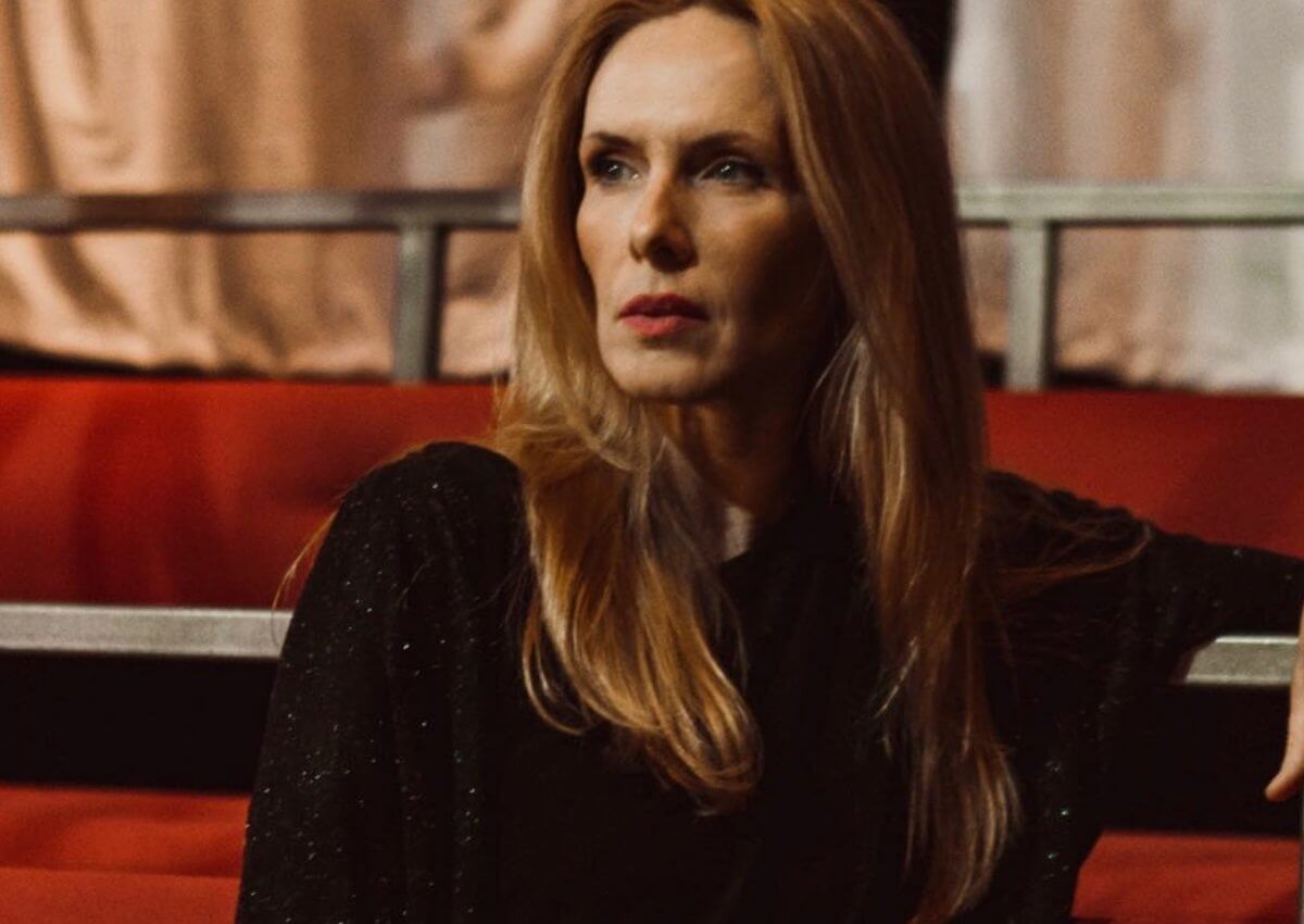 Η Εβελίνα Παπούλια φέρνει το… καμπαρέ στο «Τατουάζ» και ανεβάζει την θερμοκρασία με τα λικνίσματά της! [video]