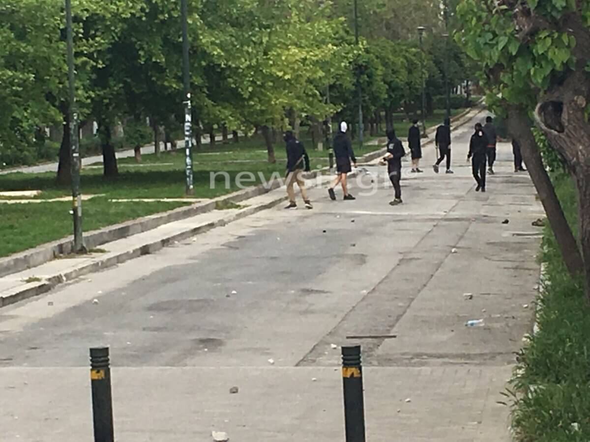 Πολυτεχνείο – επεισόδια: Κουκουλοφόροι πετάνε πέτρες και μολότοφ στα ΜΑΤ!