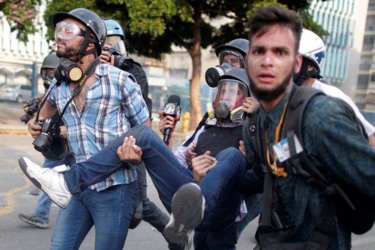 Βενεζουέλα: Χύθηκε το πρώτο αίμα λέει η Αντιπολίτευση - Γενική απεργία θέλει ο Γκουαϊδό