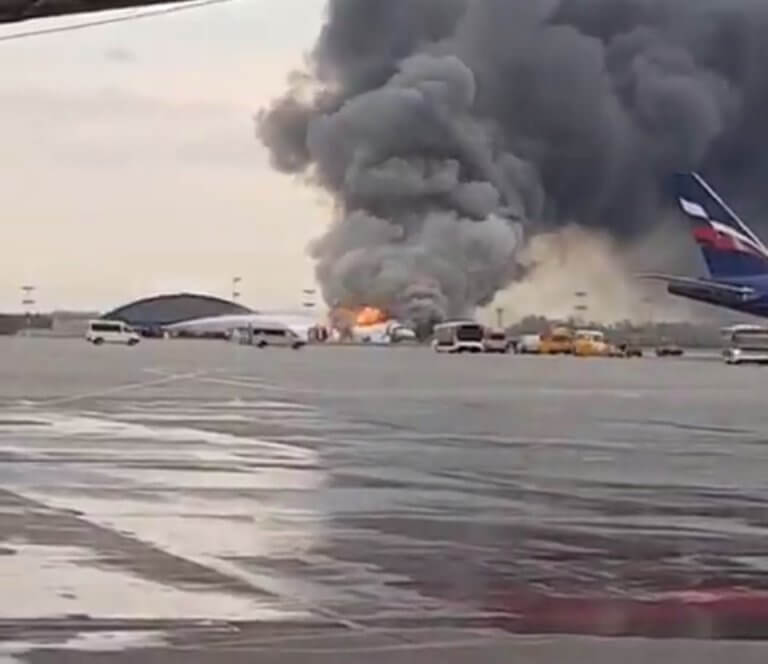 Μόσχα: Θρίλερ με φλεγόμενο αεροπλάνο – “Ένας νεκρός και πολλοί τραυματίες”! Video