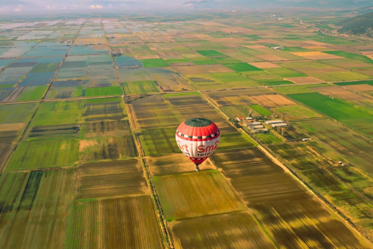 Κάμπος Κωπαΐδας: Ένα αερόστατο και ένα drone συναντιούνται πάνω από την Ακρόπολη του Γλα – Μοναδικές εικόνες