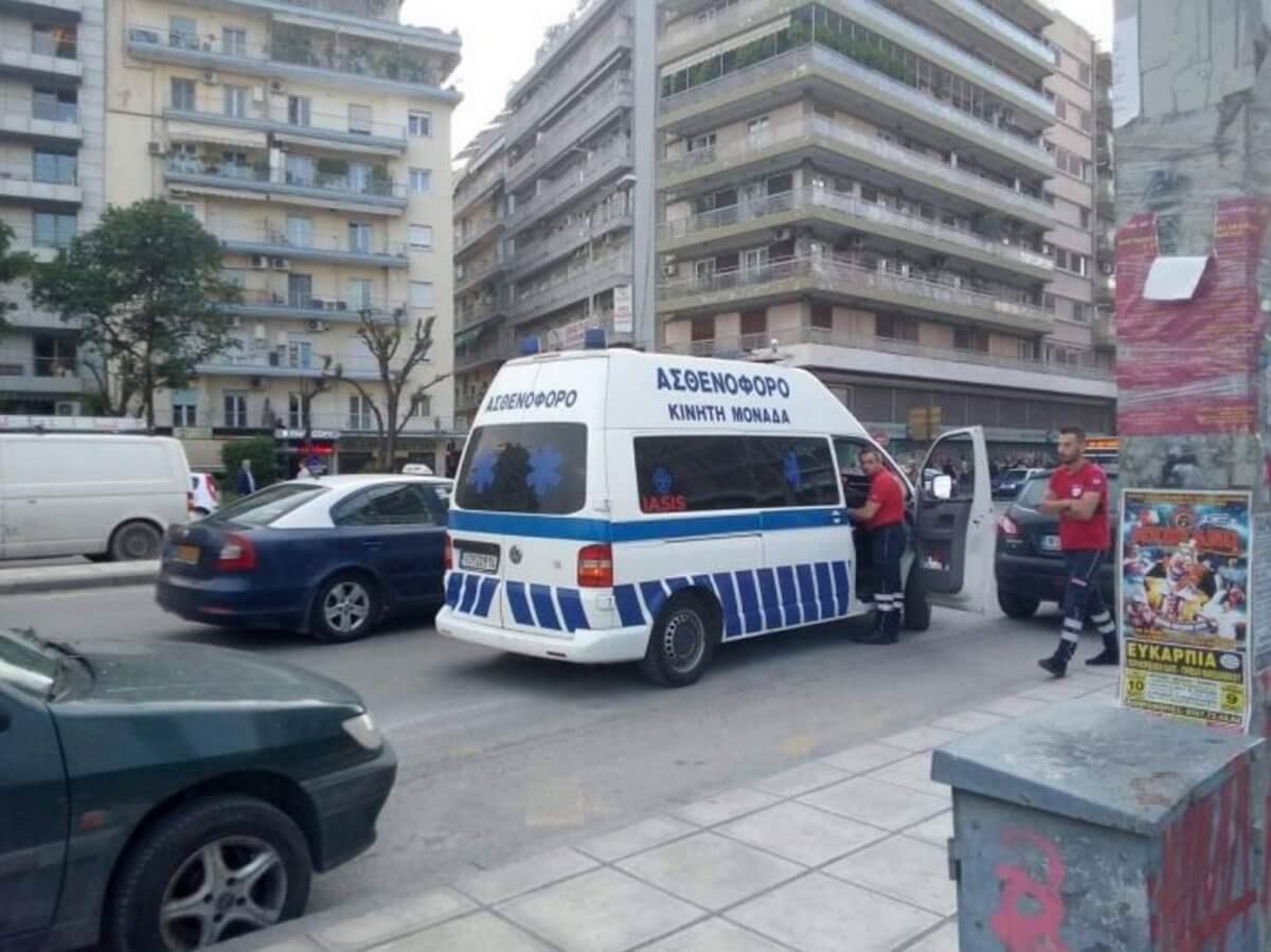 Ασθενοφόρο συγκρούστηκε με αυτοκίνητο στη Θεσσαλονίκη [pics]