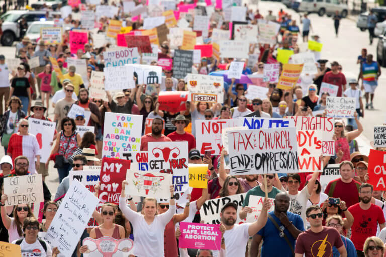 Αλαμπάμα: «Δικό μου σώμα, δική μου επιλογή» - Χιλιάδες στους δρόμους κατά της απαγόρευσης των εκτρώσεων