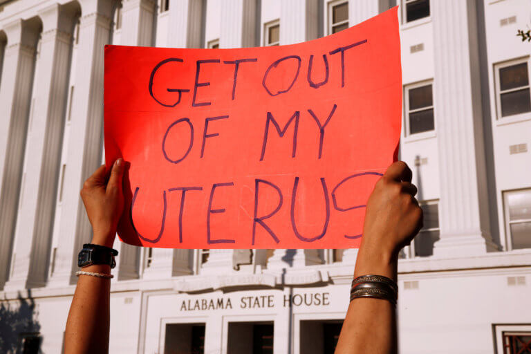 Θεριεύει το κίνημα για μποϊκοτάζ της Αλαμπάμα λόγω της απαγόρευσης των εκτρώσεων