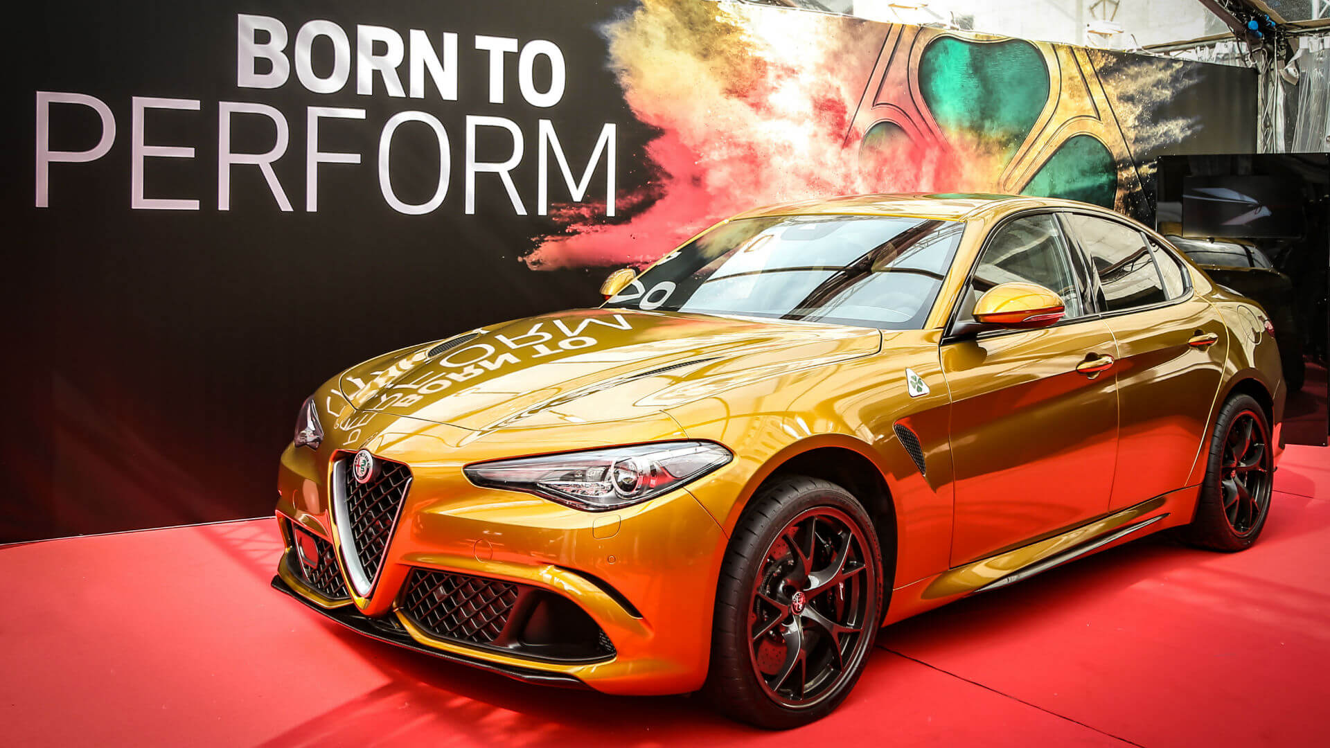 Μια χρυσή Alfa Romeo Giulia Quadrifoglio για το Mille Miglia