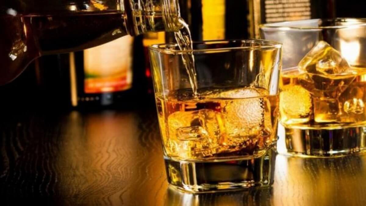 Αλκοόλ: Παρά τη μείωση στην κατανάλωση πίνουμε πάνω από το μέσο όρο
