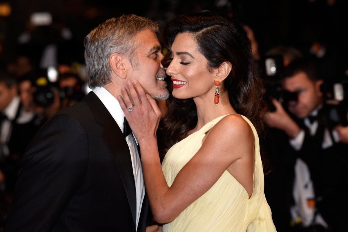 George Clooney: «Αυτοτρολάρεται» και μας συστήνεται ως… ο σύζυγος της Amal!