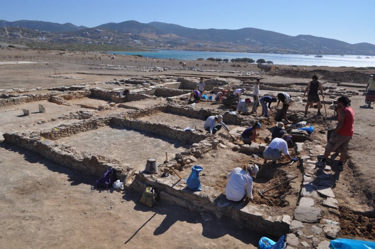 Αρχαιολόγοι και συντηρητές μπροστά σ’ έναν αρχαίο τάφο