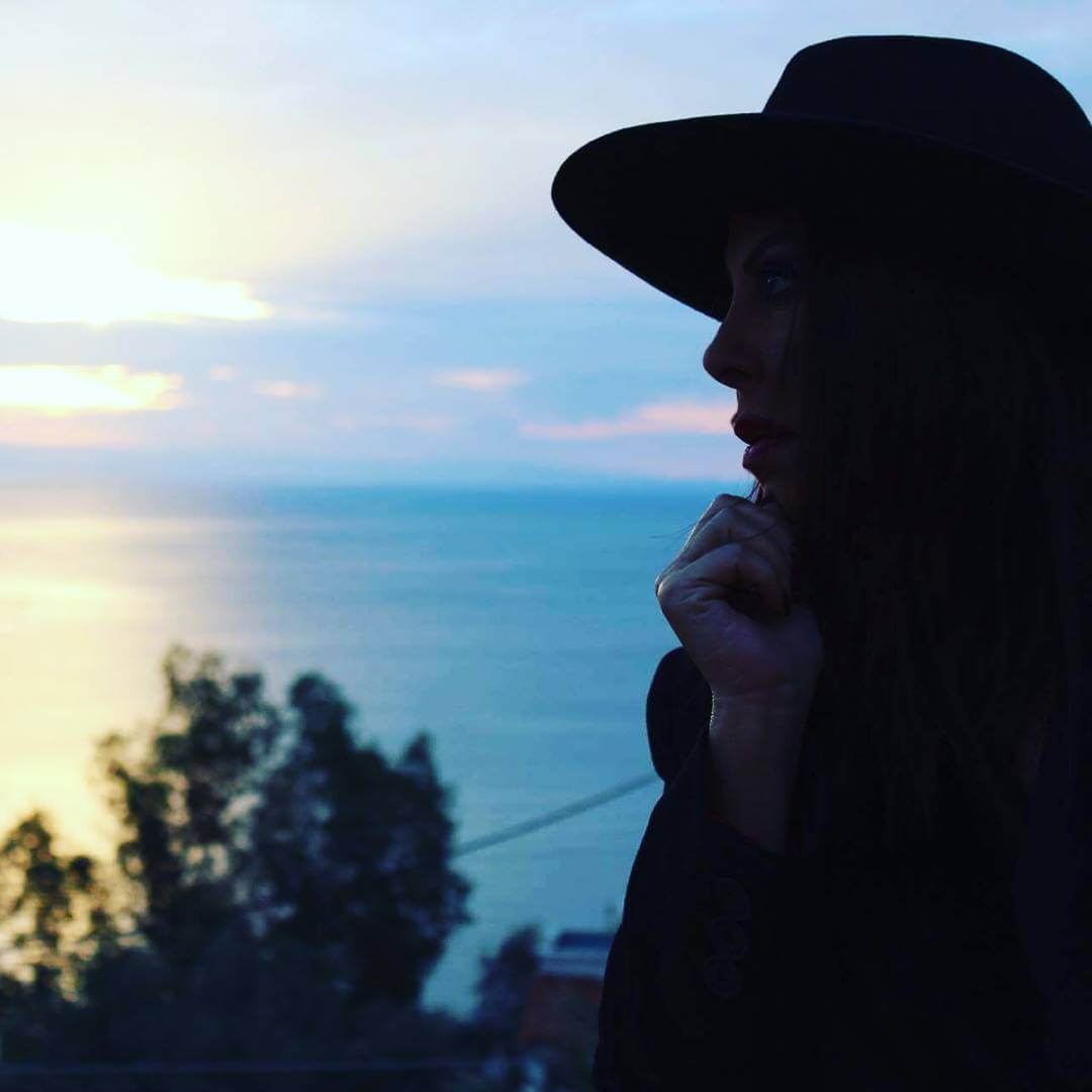 Άντζελα Δημητρίου: Ξεκίνησε τα μπάνια – Δείτε την να ποζάρει με λευκό μαγιό!