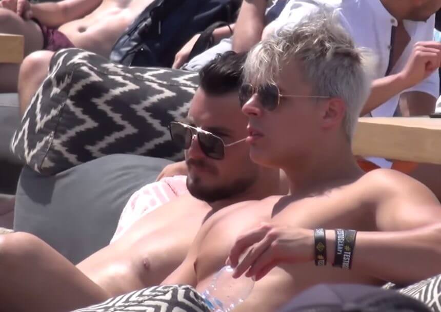 Ο Φίλιππος Αρβανίτης και ο Γιάννης Μυλωνόπουλος από το Power Of Love σε παραλία της Μυκόνου μόνο με τα μαγιό τους! [video]