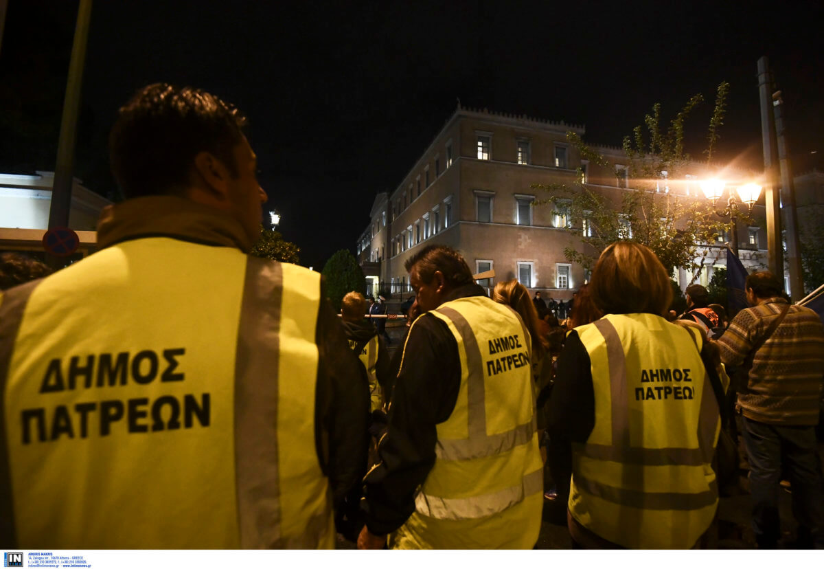 Πάτρα: Διανυκτέρευση συμβασιούχων έξω από τα γραφεία του ΣΥΡΙΖΑ – Το μήνυμα του κόμματος!