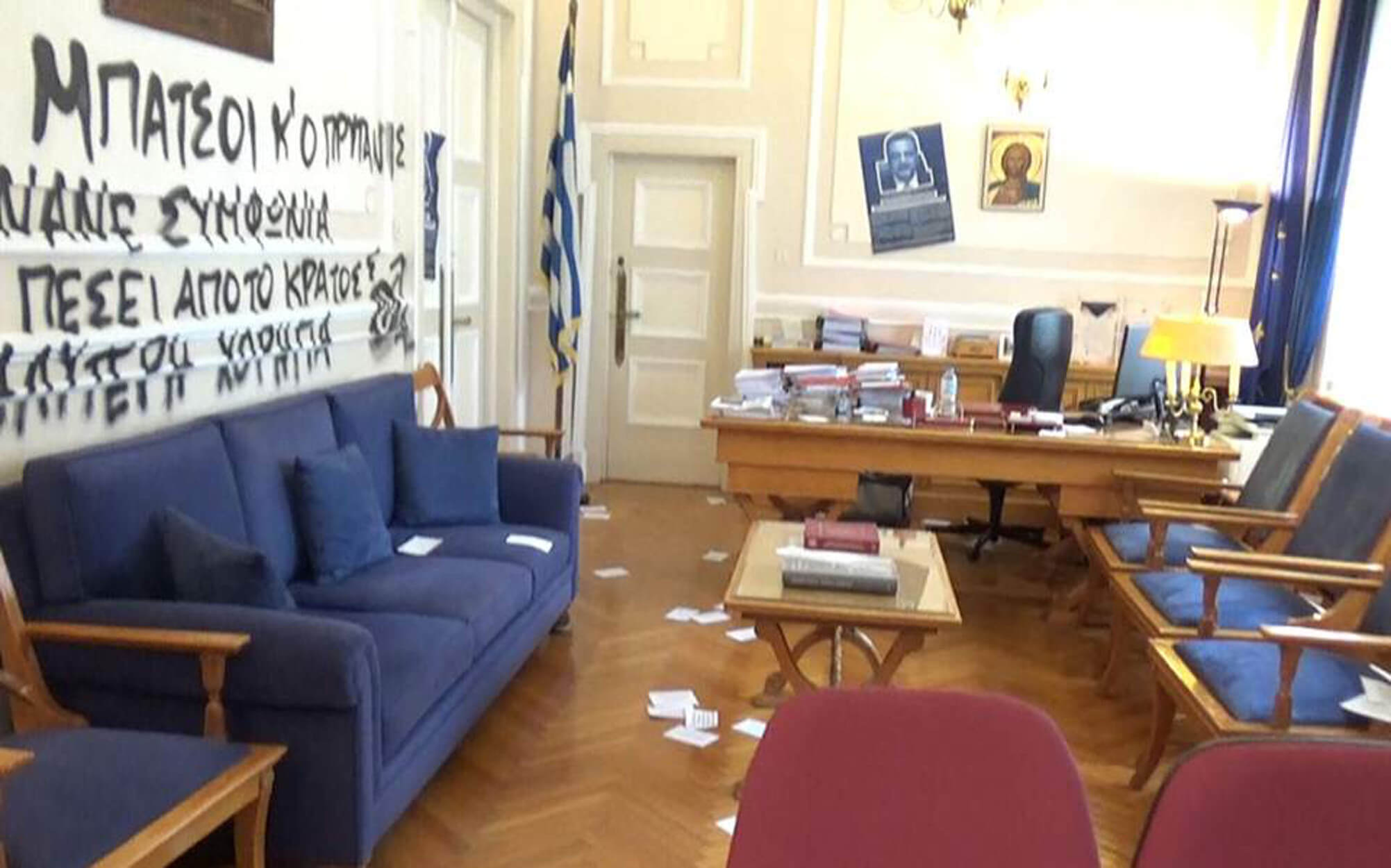 Εισβολή στο γραφείο του Πρύτανη της ΑΣΟΕΕ – Συνθήματα στους τοίχους και τρικάκια [pics]