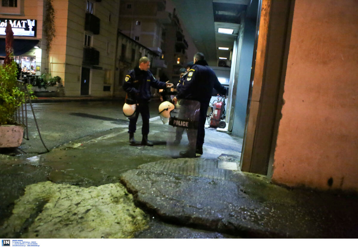 Καταδρομική επίθεση με μολότοφ και γκαζάκια στο ΑΤ Καισαριανής – Τραυματίστηκε ελαφρά αστυνομικός