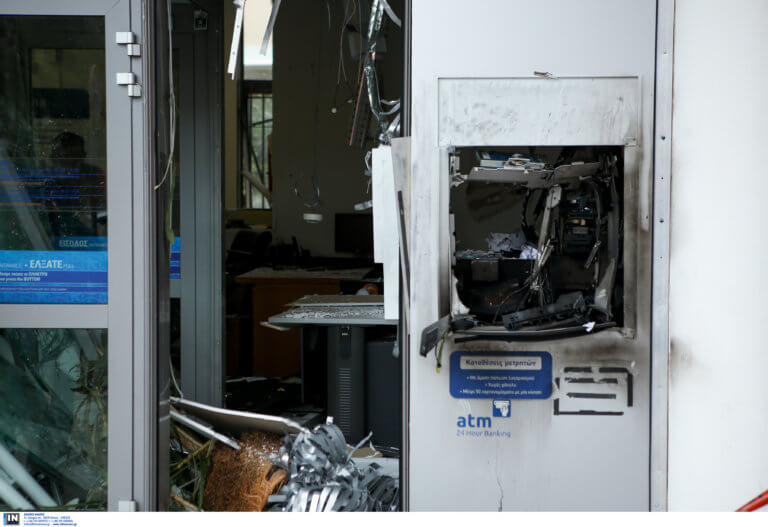 Ισχυρή έκρηξη σε ΑΤΜ στη Σαρωνίδα! Άρπαξαν δύο κασετίνες με χρήματα - Μεγάλες υλικές ζημιές