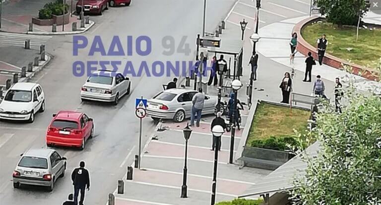 Θεσσαλονίκη: Αυτοκίνητο «καρφώθηκε» σε στάση λεωφορείου – Τρόμος στο Κορδελιό – video